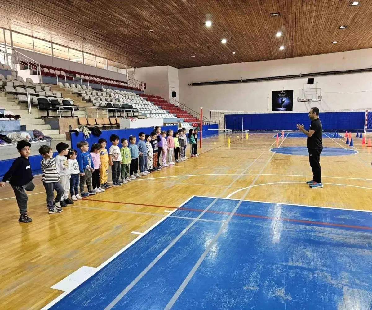 Minik Sporculardan Voleybol Etkinliği
