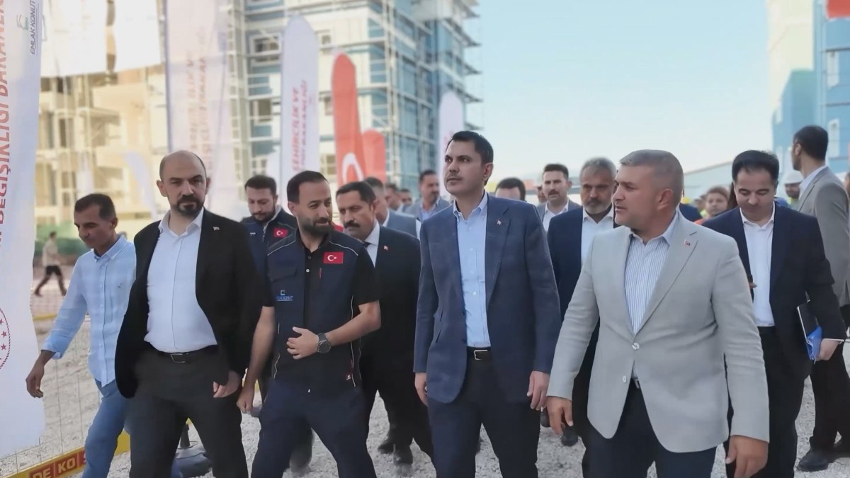 Murat Kurum, 1 Mayıs mesajında deprem bölgesinde çalışan işçilere yer verdi