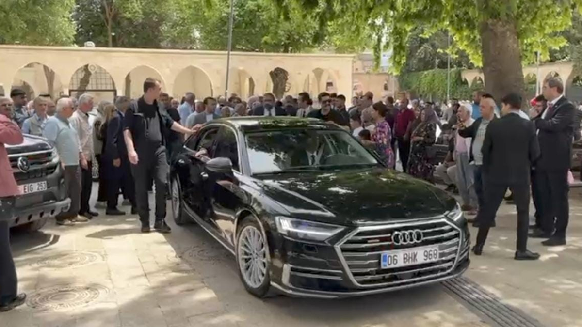 Müsavat Dervişoğlu’ndan tepki çeken hareket