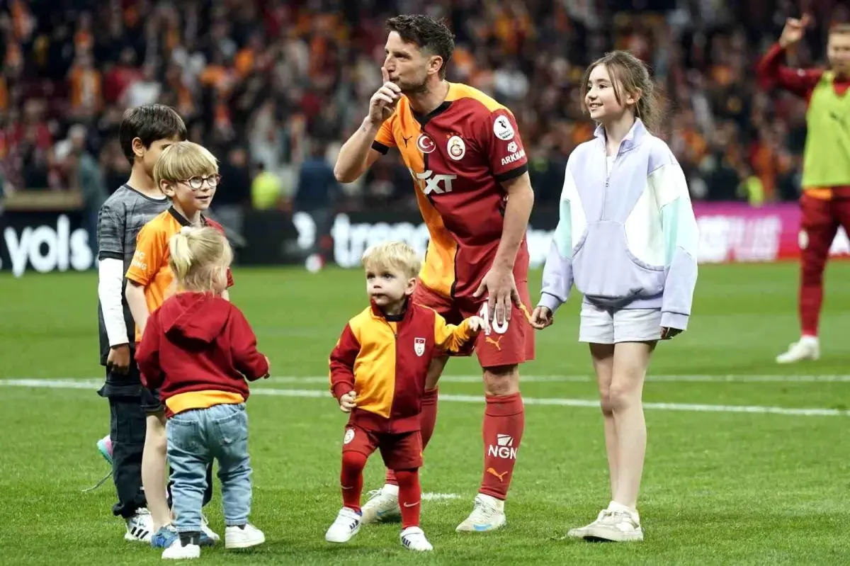 Muslera ve Mertens’ten Taraftarlara 3’lü