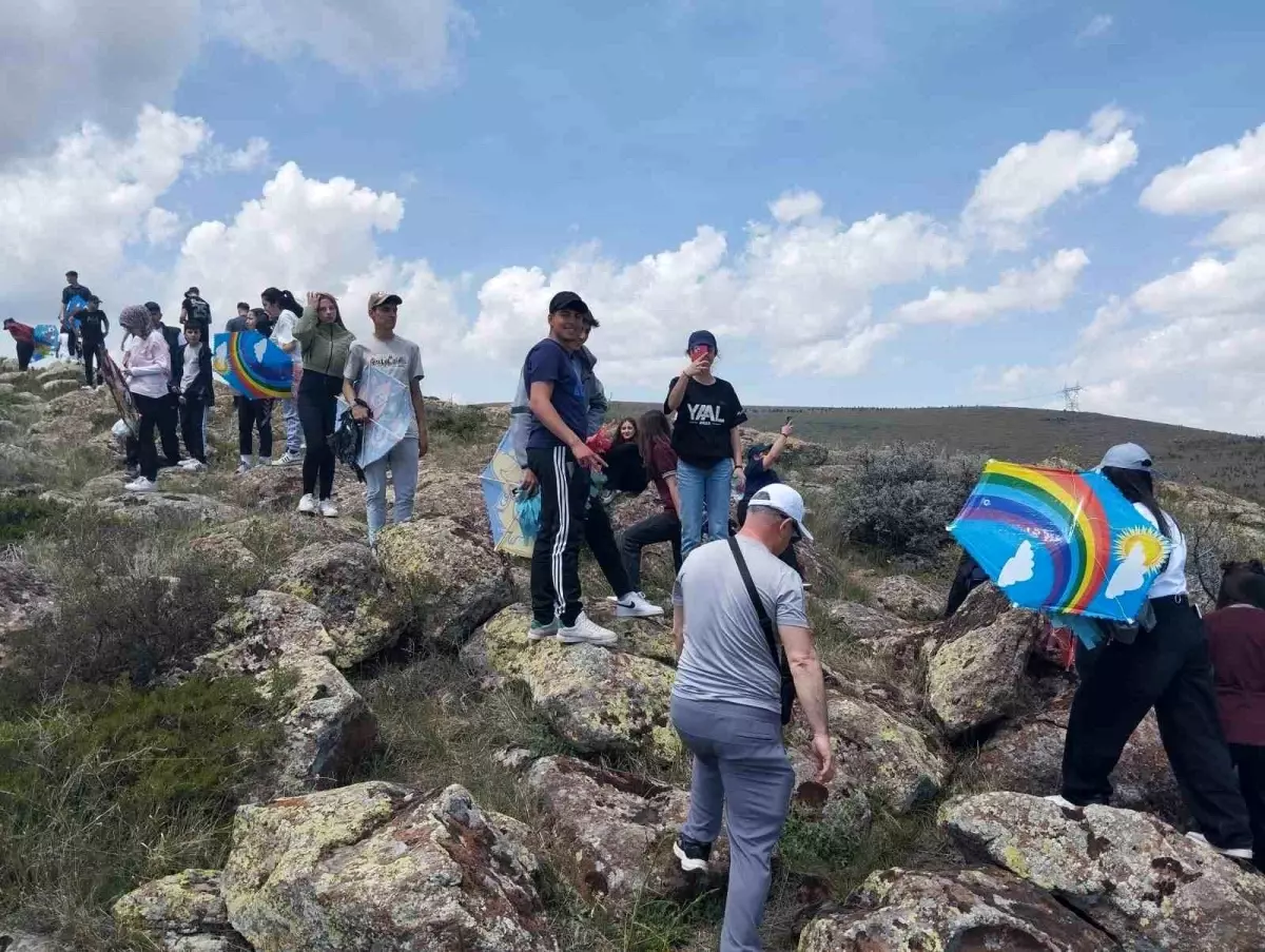 Niğde’de 19 Mayıs Coşkusu: Gençlik Yürüyüşü ve Uçurtma Şenliği