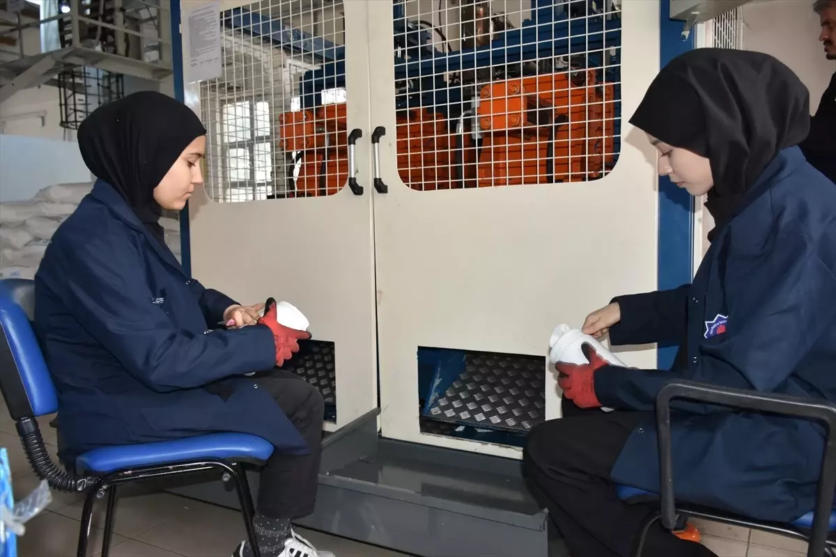 Öğrenciler Plastik Üretiminde Kazanç Sağlıyor