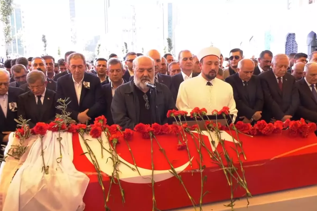Önder’in cenaze namazını vasiyeti üzerine İhsan Eliaçık kıldırdı