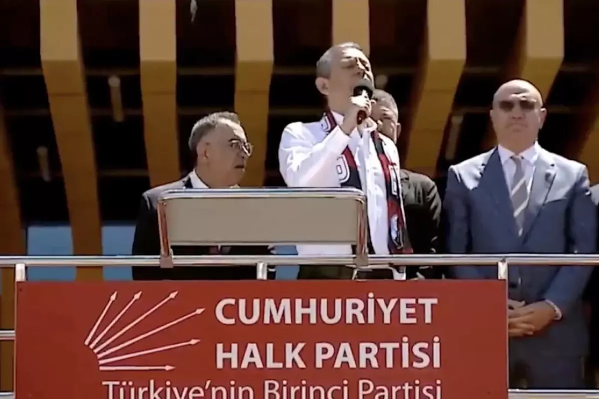 Özgür Özel’in Van mitingine damga vuran çıkış: Sırrı Süreyya Önder’in ruhu için…