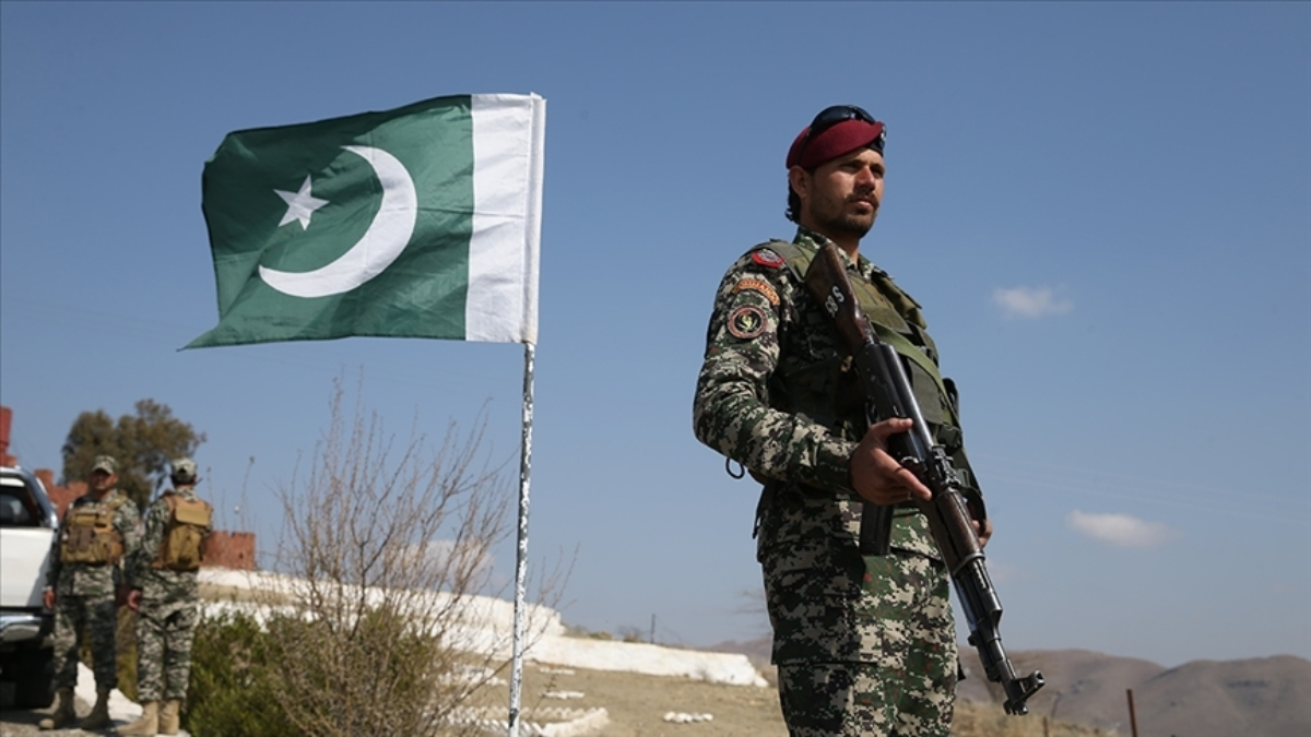 Pakistan’da askeri araca bombalı saldırı düzenlendi