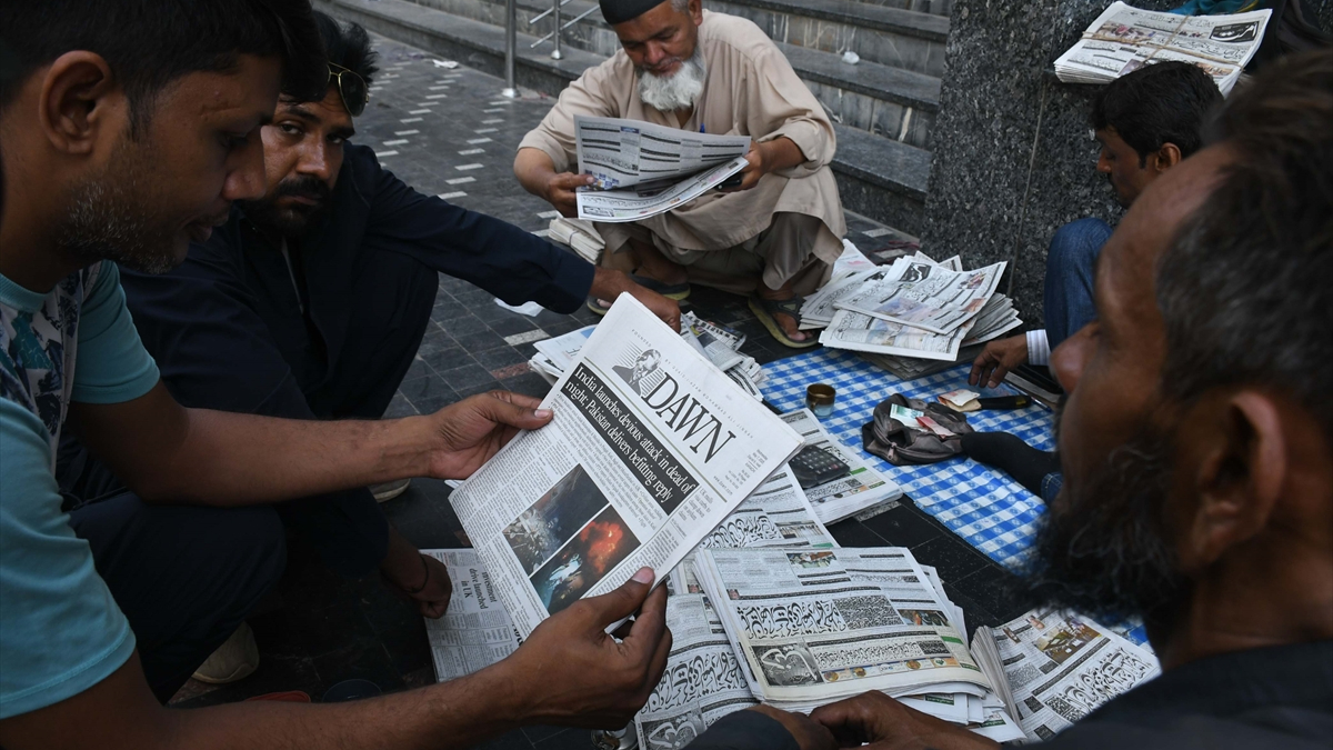 Pakistan’da gazeteler Hindistan’ın saldırılarını manşet yaptı