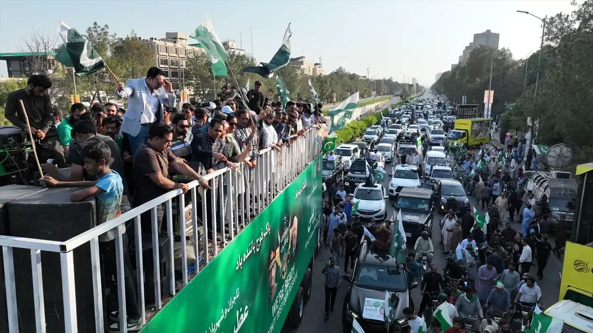 Pakistan’da Orduya Destek Gösterileri