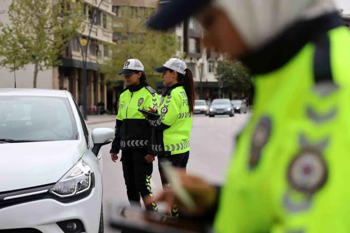 Polis Anneler Görevde