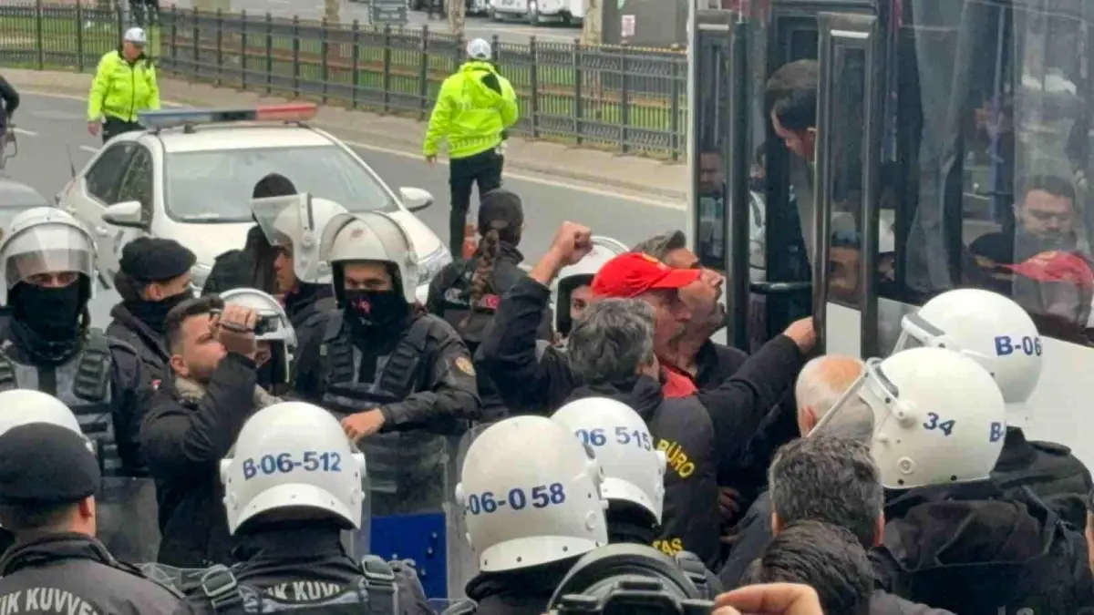 Polis Taksim’e Yürümek İsteyenleri Gözaltına Aldı