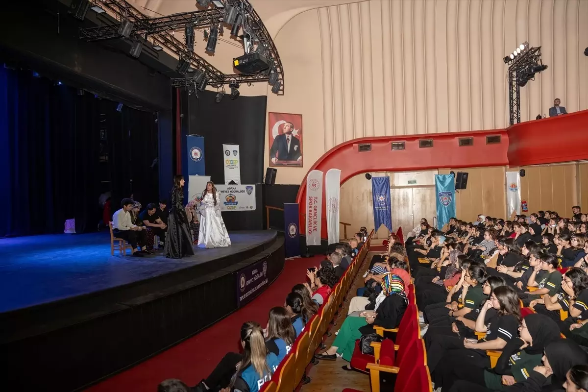 Polis ve Öğrencilerden Tiyatro Gösterisi