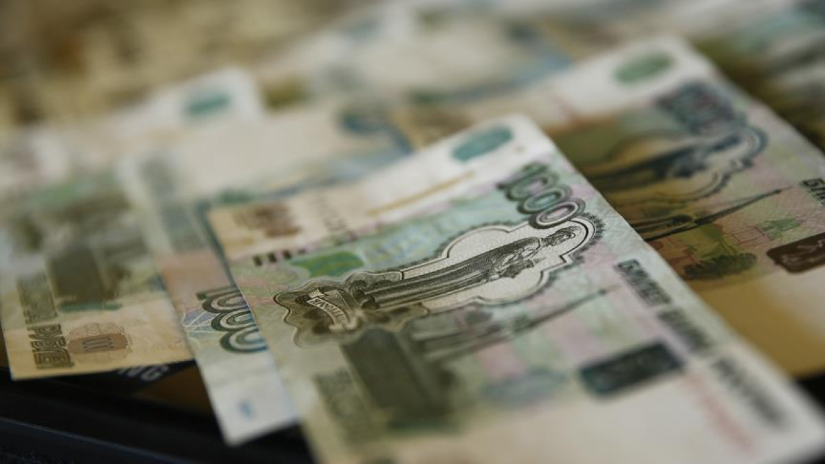 Ruble, dolar karşısında güçlenmeye devam ediyor