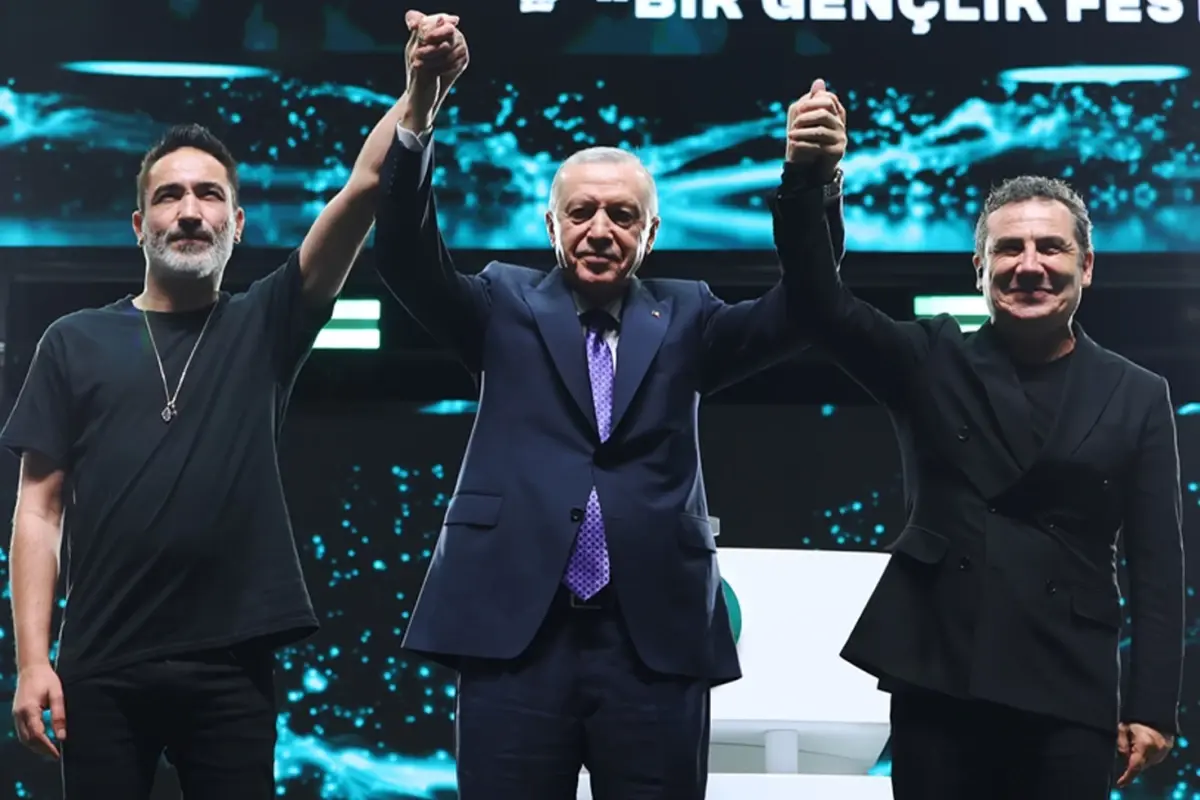 Sagopa Kajmer ve Ferhat Göçer, Erdoğan’ın katıldığı GENÇFEST’te sahne aldı