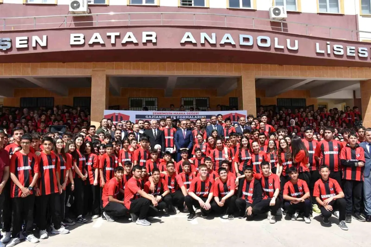 Şahinbey Belediyesi, Öğrencilere 160 Bin Gaziantep FK Forması Dağıttı