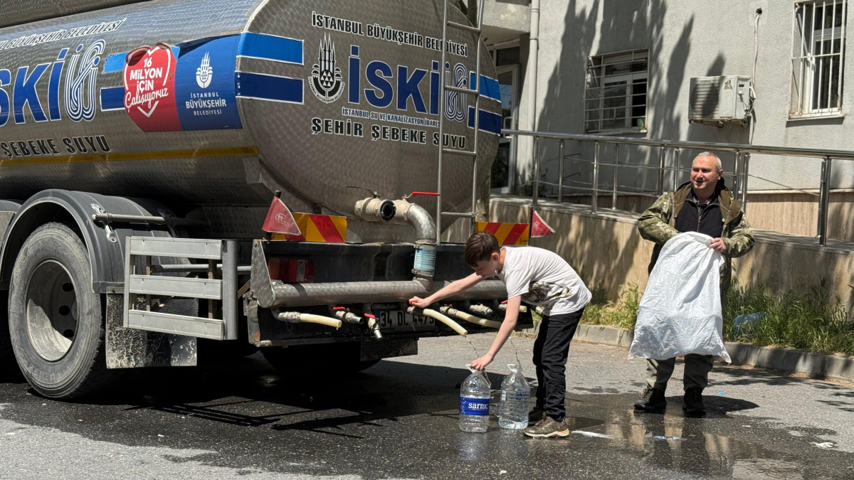 Sarıyer’de belediye tankerle su dağıttı: Bidonlarla evlere su taşıdılar
