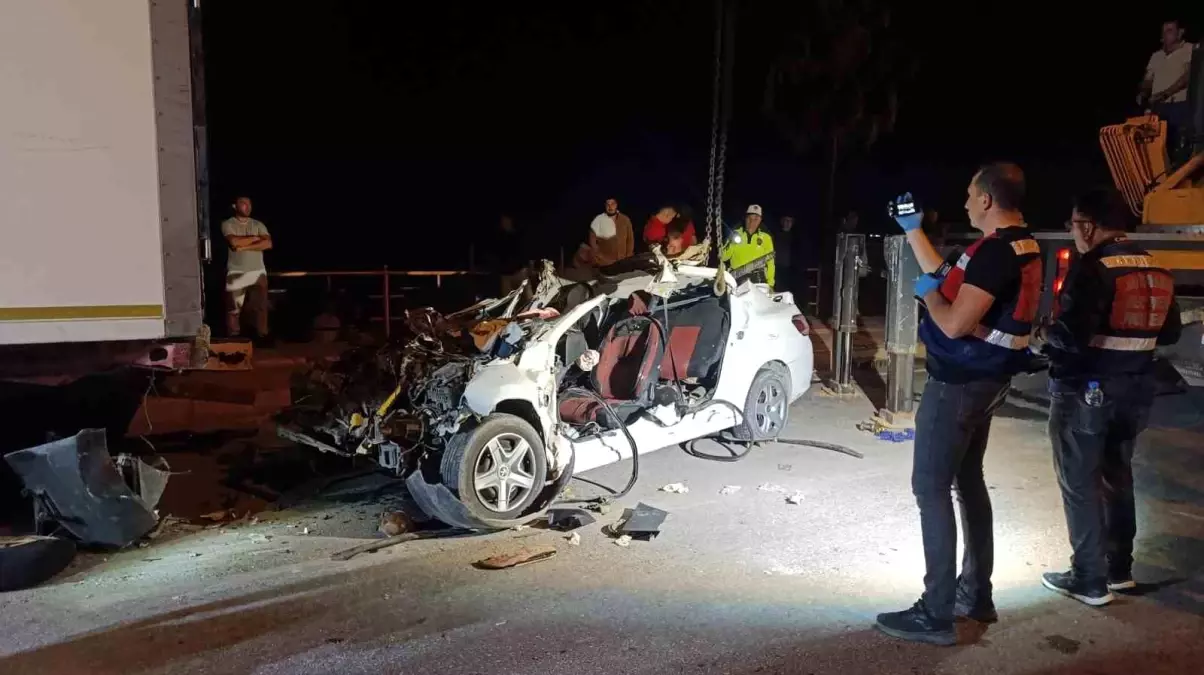 Silifke’de Otomobilin Tıra Çarpması: 2 Ölü