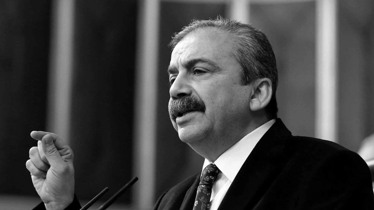 Sırrı Süreyya Önder’in aracında suikast düzeneği bulundu