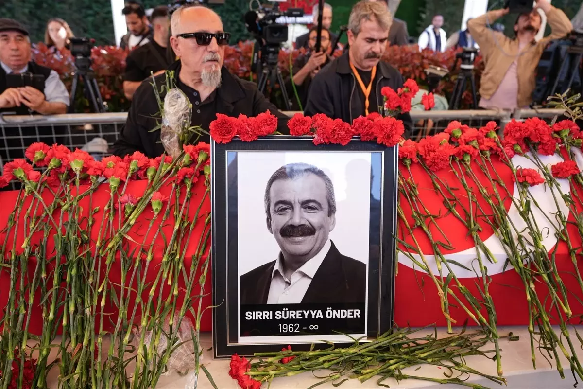 Sırrı Süreyya Önder’in Cenazesi Toprağa Verildi