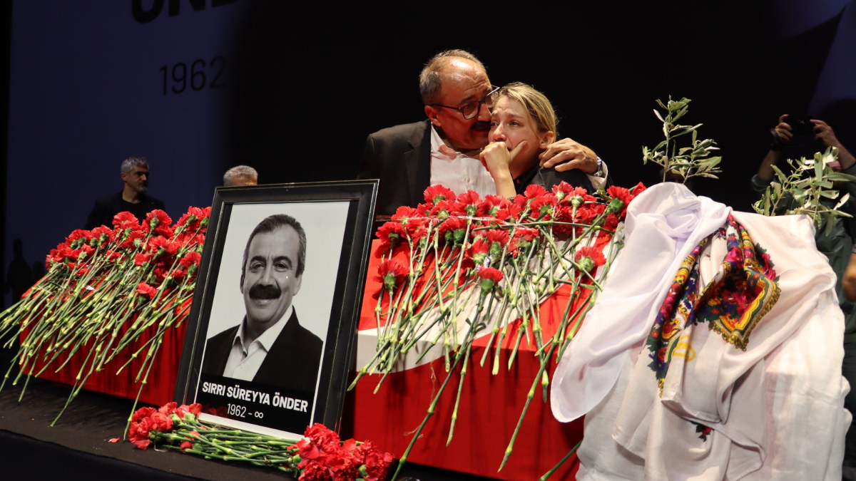 Sırrı Süreyya Önder’in kızı gözyaşlarına boğuldu