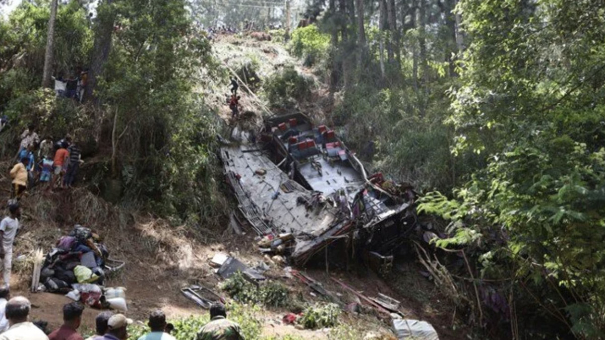 Sri Lanka’da yolcu otobüsü uçuruma yuvarlandı: 21 ölü