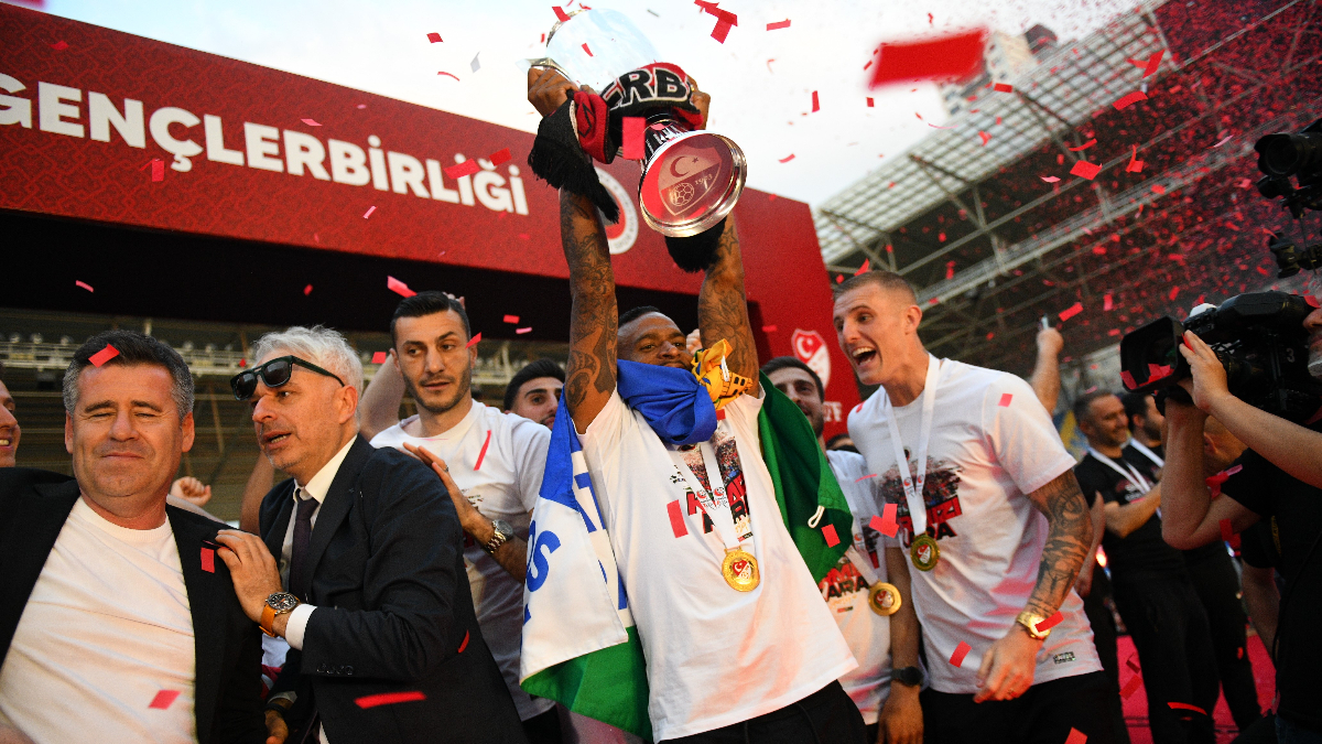 Süper Lig’e çıkan Gençlerbirliği, kupasını aldı