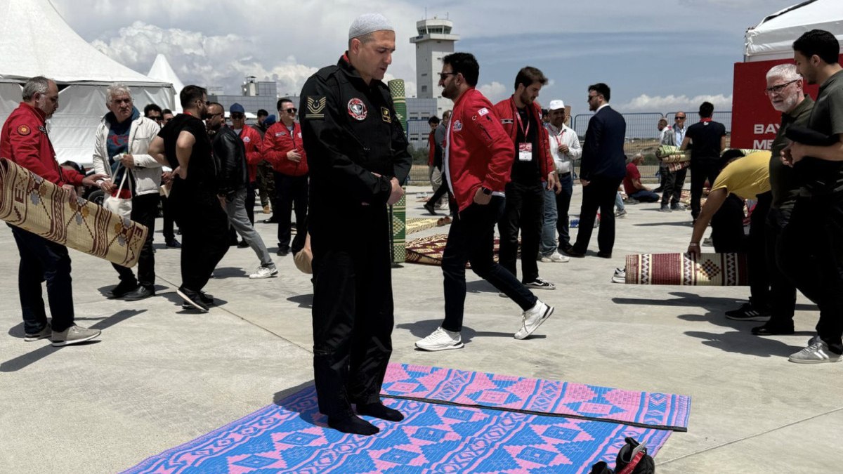 TEKNOFEST’in en dikkat çeken karesi: Cuma namazını birlikte kıldılar