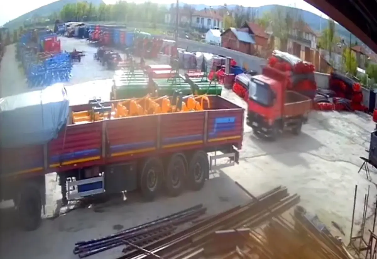 Tokat’ta Park Halindeki Kamyonet Aniden Hareket Etti
