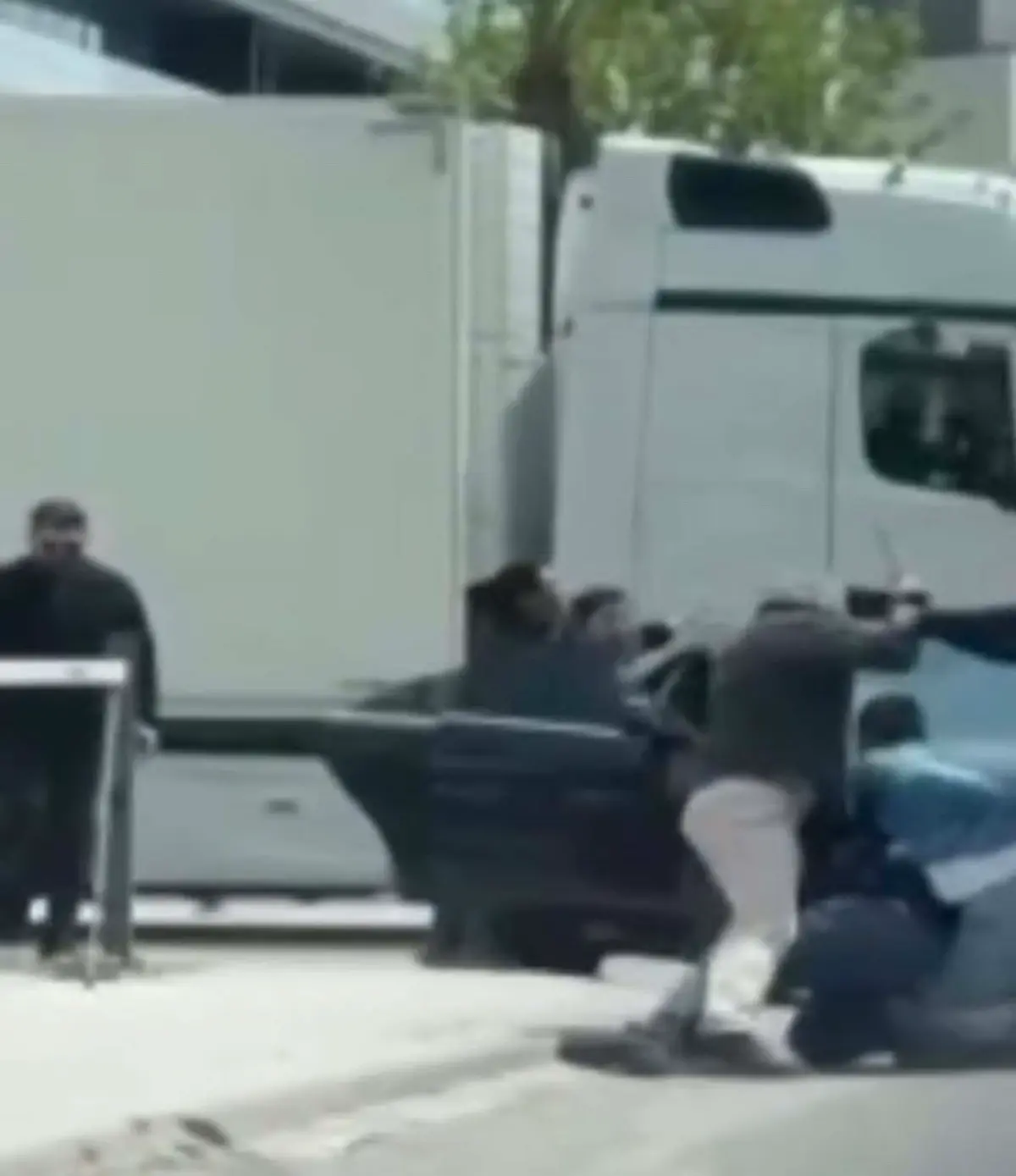 Trafikte Tartışma: Satırla Saldırı