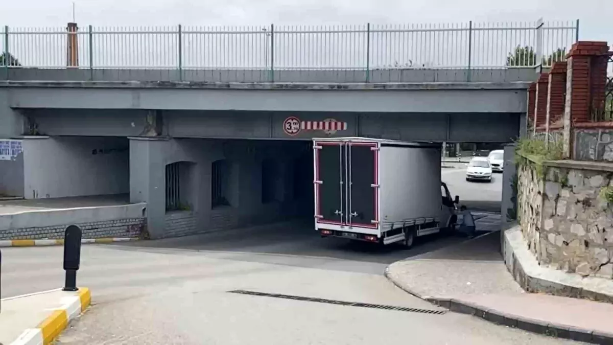 Tren Yolu Alt Geçidinde Araç Sıkıştı