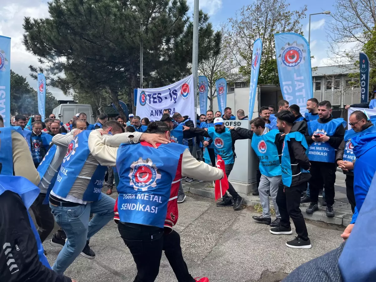 TÜRK-İŞ, 1 Mayıs’ı Hazine Bakanlığı Önünde Kutladı