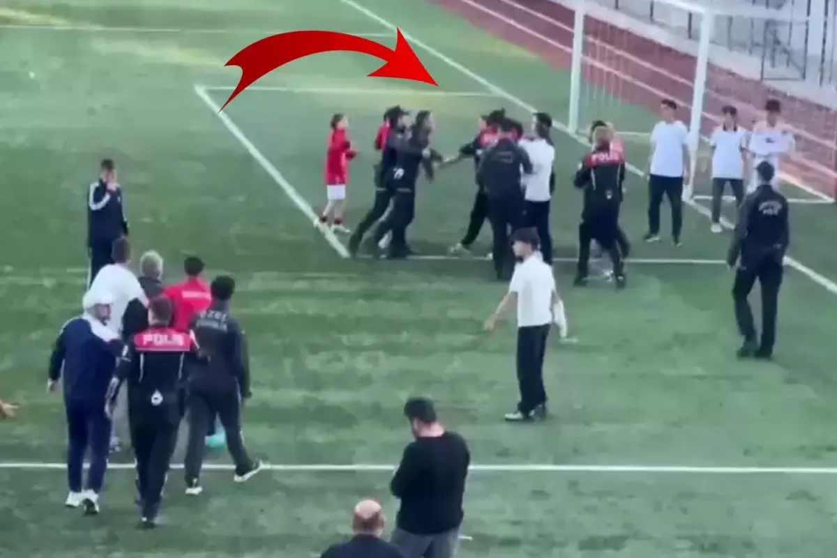 U-15 Futbol Ligi şampiyonluk maçında ortalık karıştı! Polis sahaya indi
