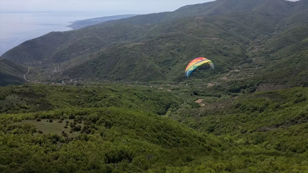 Uçmakdere’de Yamaç Paraşütü Keyfi