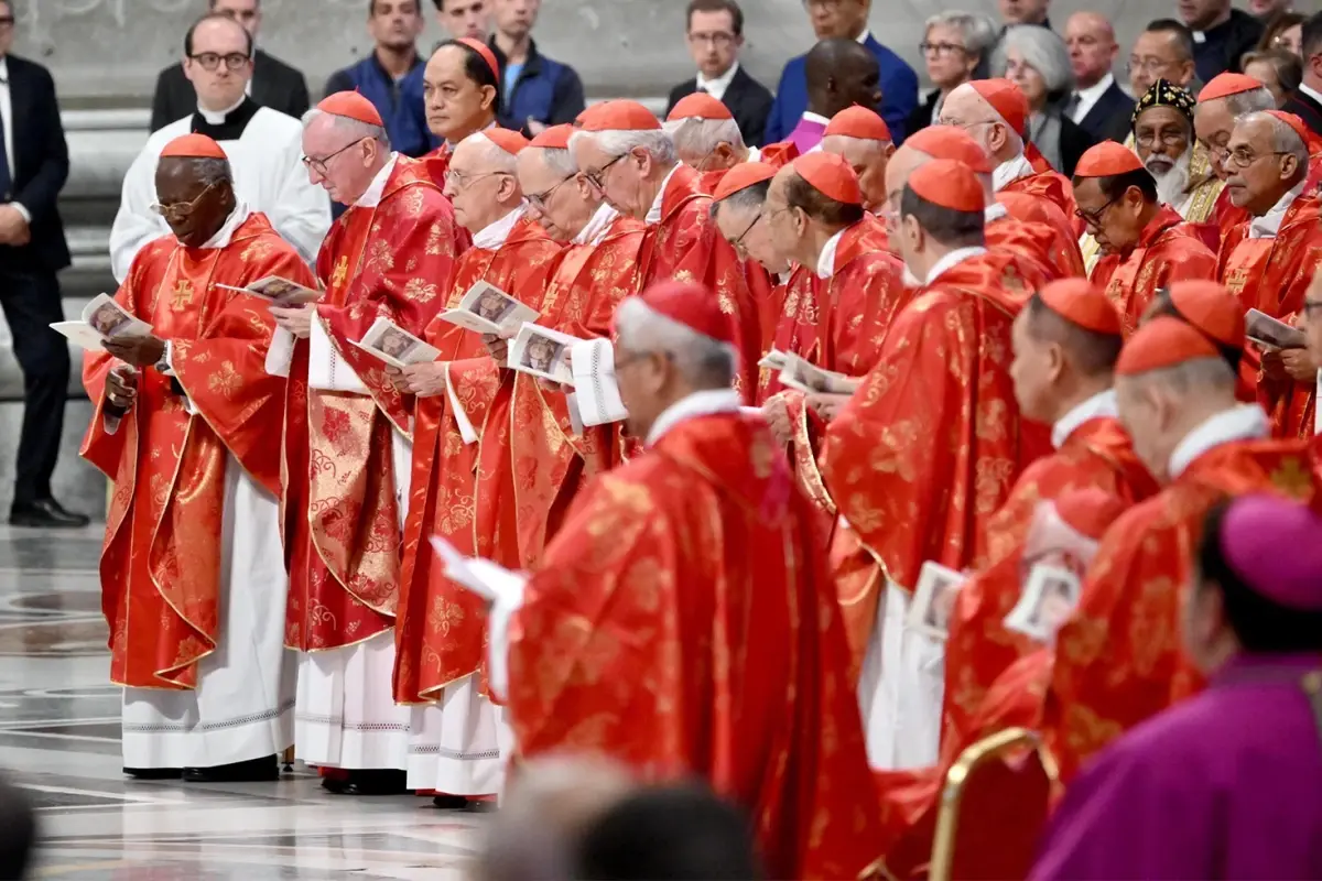 Vatikan’da yeni papa ilk turda seçilemedi. Sistine Şapeli’nin bacasından siyah duman çıktı.