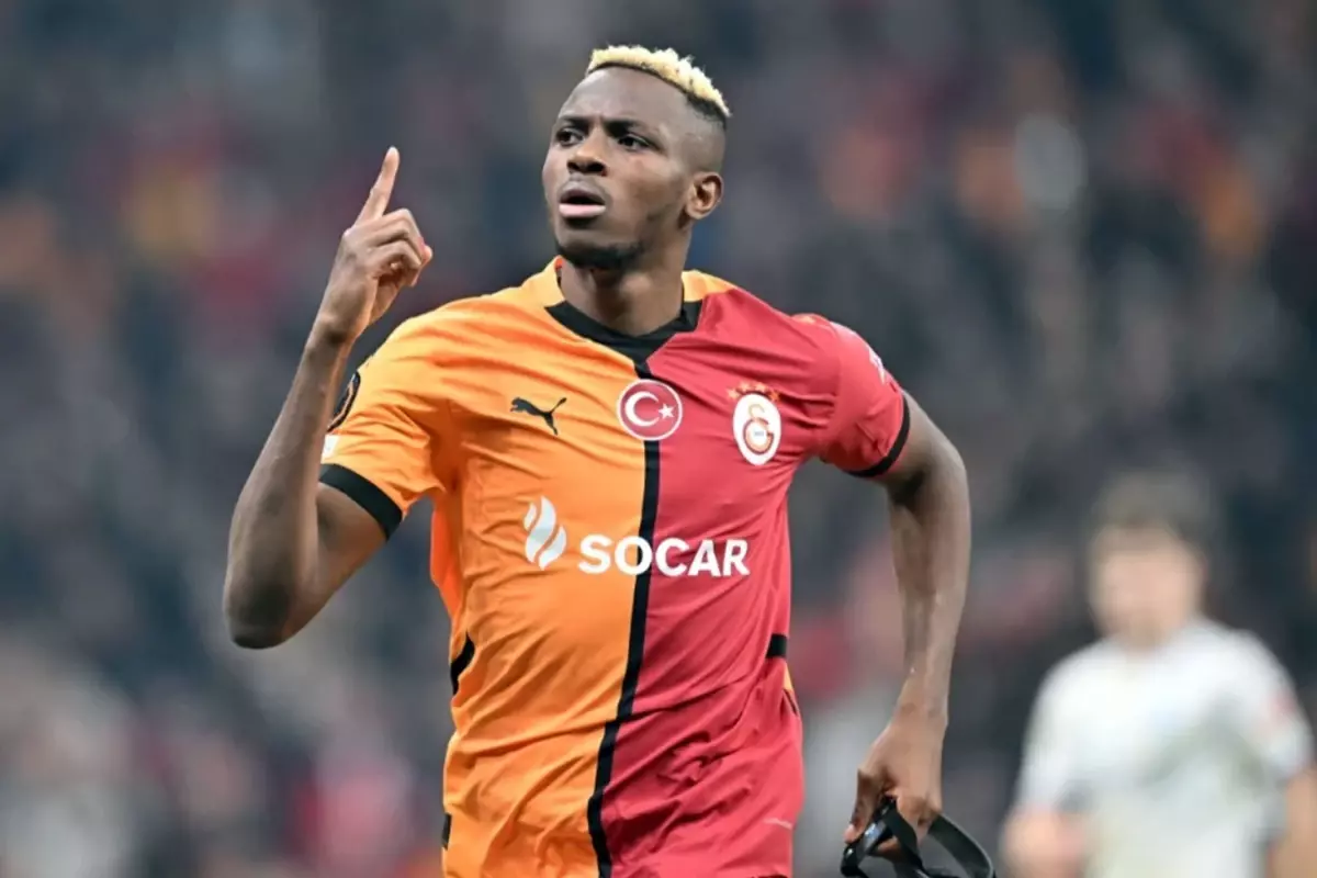 Victor Osimhen, Galatasaray Taraftarları ile Eğleniyor ve Sivasspor Maçını Paylaşıyor
