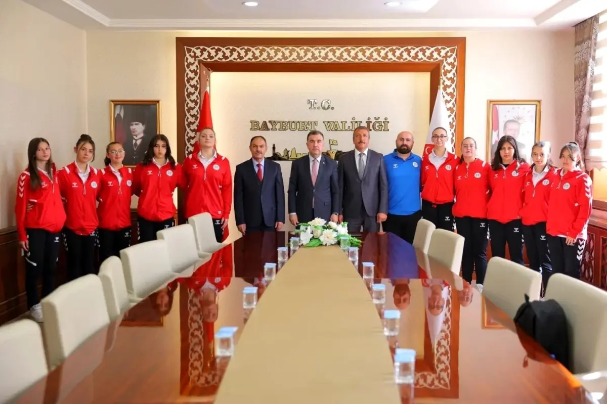 Voleybol Takımından Vali’ye Ziyaret