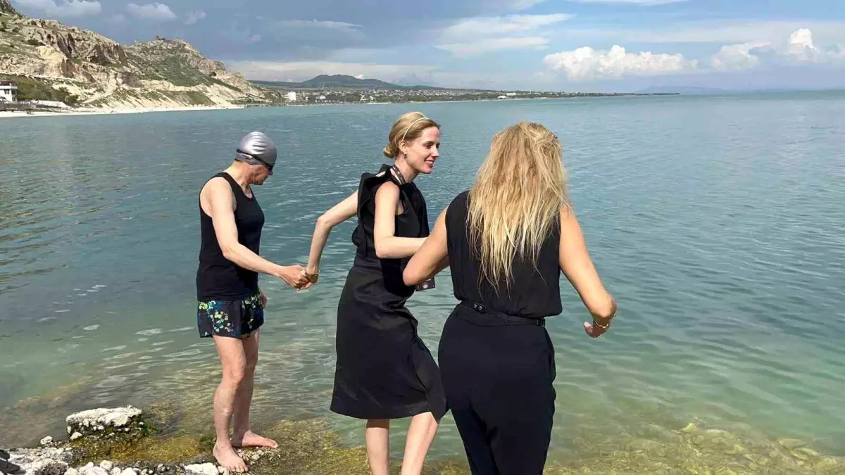 Wilma Elles ve Tuğba Özay, Van Gölü’ne Girdi