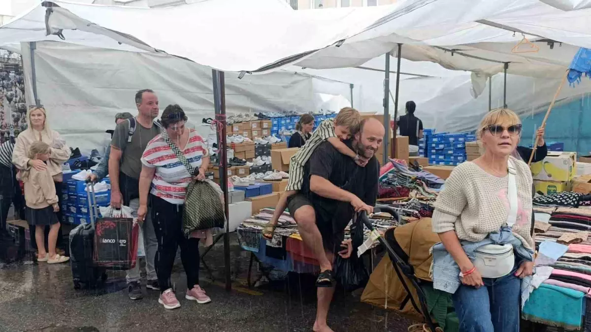 Yağmura Rağmen Turistlerin Pazar Keyfi