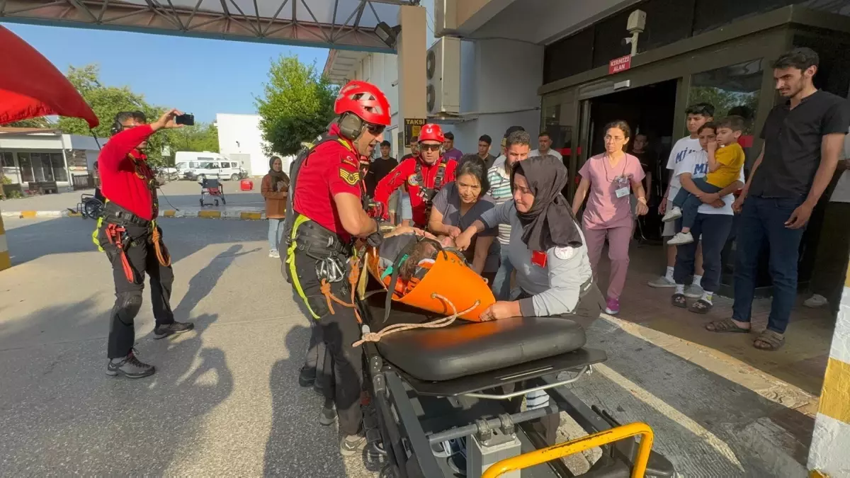 Yamaç Paraşütü Pilotu Kayalıklara Düştü