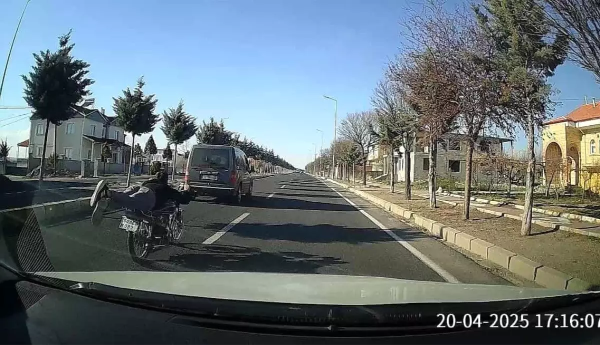 Yatarak Motosiklet Süren Sürücü Yakalandı