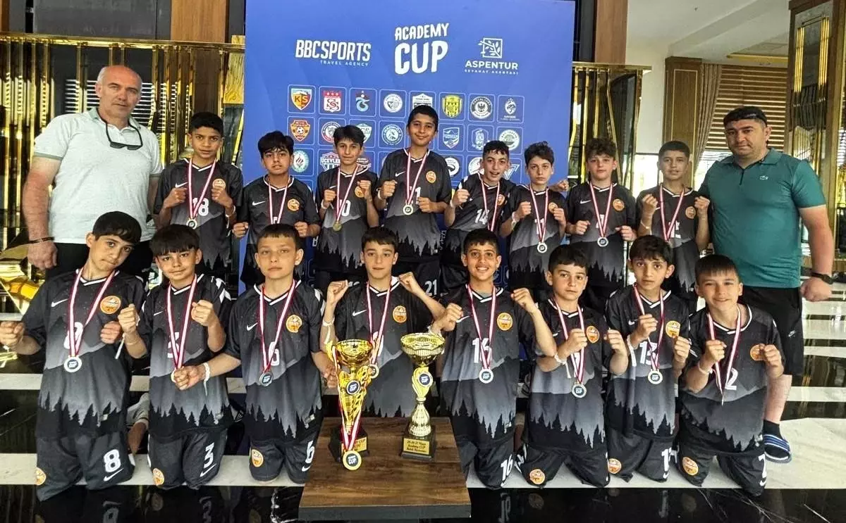 Yıldızkent Spor, Antalya’dan Çifte Kupa ile Döndü